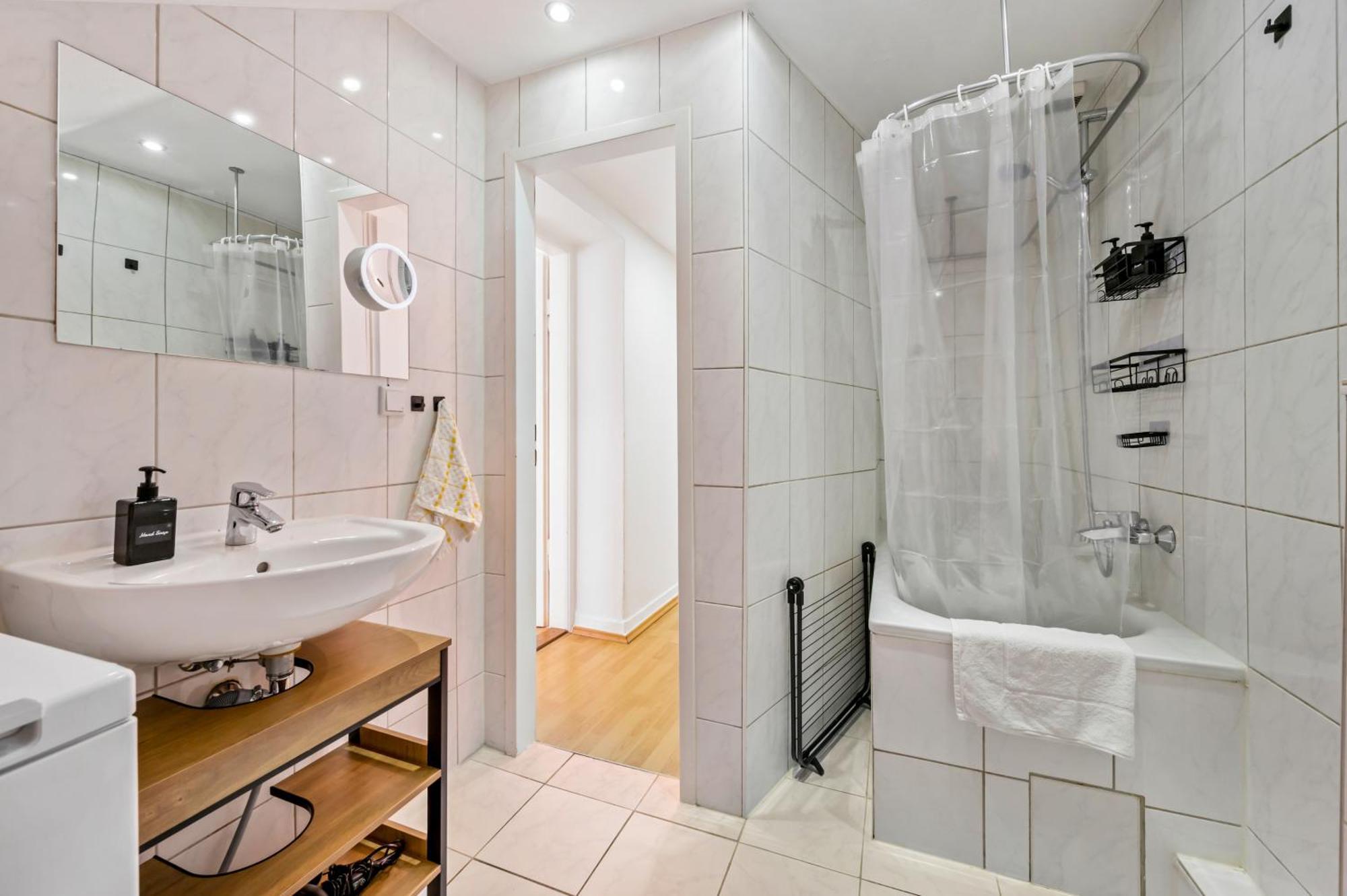Apartment Cosy & Central, 500m From Main Station, Perfect For Work &